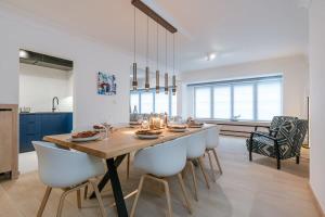 cocina y comedor con mesa y sillas en Spacious apartment with parking on prime location, en Knokke-Heist