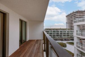 een balkon met uitzicht op een gebouw bij Beautiful apartment overlooking the marina in Oostende