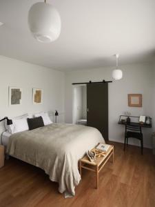 1 dormitorio con 1 cama grande y 1 mesa en Hótel Karólína, en Stykkishólmur