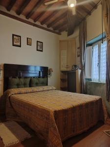 sypialnia z dużym łóżkiem w pokoju w obiekcie La Spelonca degli Asini w mieście Prata