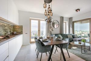 cocina y sala de estar con mesa y sillas en Apartment with beautiful seaview in Ostend, en Ostende