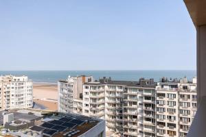 vistas a la playa y a los edificios y al océano en Apartment with beautiful seaview in Ostend, en Ostende