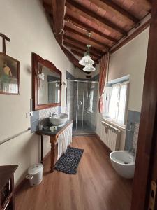 duża łazienka z 2 umywalkami i prysznicem w obiekcie La Spelonca degli Asini w mieście Prata