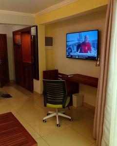 TV a/nebo společenská místnost v ubytování Grand Hôtel Aéroport, Douala