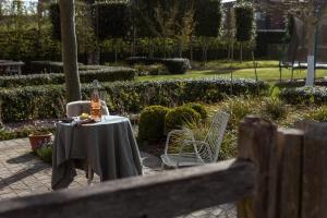 un tavolo con una bottiglia di vino sopra di Charming room in the green neighbourhood of Gent a Gand