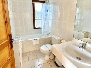 EnveitgにあるApartamento en Enveitg, Montana Parkのトイレと洗面台を備えた白いバスルーム +39枚の写真