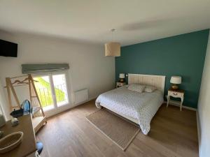 a bedroom with a bed and a window at Les Gîtes de la Vallée de l'aujon (10 pers) in Arc-en-Barrois