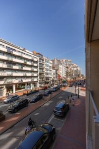 una calle de la ciudad con coches y edificios aparcados en High-end apartment in centre of Knokke with parking, en Knokke-Heist