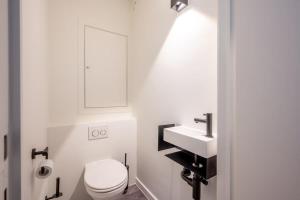 Vannituba majutusasutuses Huswell - High end apartment nearby the beach in Knokke with parking