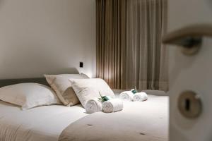 Voodi või voodid majutusasutuse Huswell - High end apartment nearby the beach in Knokke with parking toas