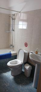 un baño con inodoro y lavabo en Faros Beach, en Pafos