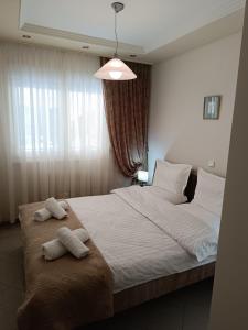um quarto com uma cama com duas toalhas em ALEX HOUSE em Kavala