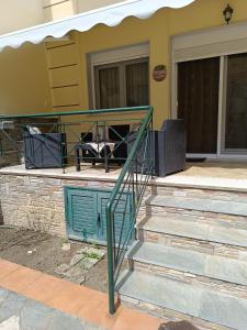 uma escada de metal verde em frente a uma casa em ALEX HOUSE em Kavala