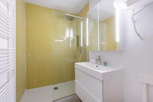 Ένα μπάνιο στο Huswell - Charming and cozy apartment with sea view