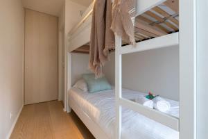 een slaapkamer met 2 stapelbedden in een kamer bij Lovely 2 bedroom apartment in the heart of Knokke in Knokke-Heist