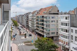 uitzicht op een straat met gebouwen in een stad bij Lovely 2 bedroom apartment in the heart of Knokke in Knokke-Heist