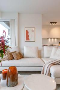 ein Wohnzimmer mit einem Sofa und einem Tisch in der Unterkunft Bright family apartment with magnificent view in Ostende