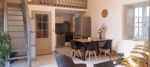 cocina y comedor con mesa y sillas en Atlas - Orion - Plein centre - Intra muros, en Aviñón