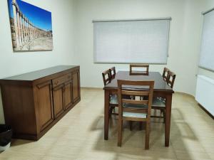 CMK Housing في مادبا: غرفة طعام مع طاولة وكراسي