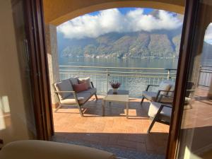 balcone con sedie e vista sull'acqua di Villa Rosina Terrazzo a Nesso