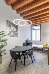 a dining room with a table and chairs at Duomo5 Flat - Vicenza Centro Storico in Vicenza