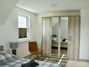 Postel nebo postele na pokoji v ubytování Yvette 1 - Idyllisches Ferienhaus - Ihr Platz für Erholung in Zingst