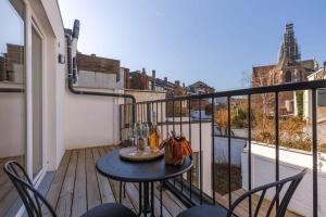 einen kleinen Tisch auf einem Balkon mit Straßenblick in der Unterkunft Industrial apartment with terrace in Antwerp in Antwerpen