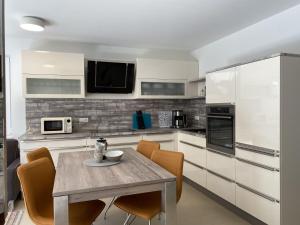 Kuchyň nebo kuchyňský kout v ubytování Yvette 1 - Idyllisches Ferienhaus - Ihr Platz für Erholung in Zingst