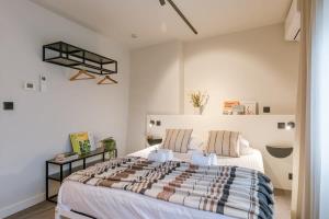 een slaapkamer met een groot bed met witte muren bij WAY SWEET DREAMS - Room 5 in Gent
