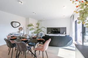 - un salon avec une table à manger et des chaises dans l'établissement Exquisite apartment on a great location in Knokke, à Knokke-Heist