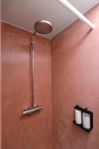 een badkamer met een bruine muur en 2 toiletten bij WAY SWEET DREAMS - Room 5 in Gent