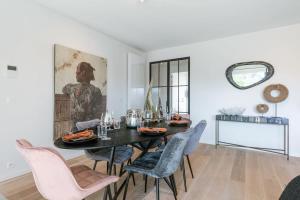 une salle à manger avec une table et des chaises noires dans l'établissement Exquisite apartment on a great location in Knokke, à Knokke-Heist