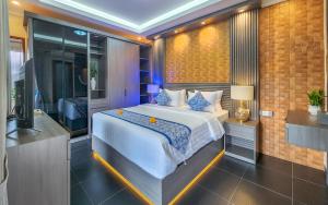 ヌサドゥアにあるOcean Golf Rubi Villa by Nagisa Baliのベッドとテレビのある寝室 +61枚の写真