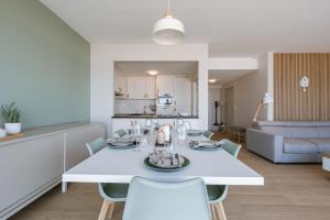 Galeriebild der Unterkunft Huswell - Bright seaview apartment in Oostende in Ostende
