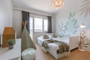 ein kleines Schlafzimmer mit einem Bett und einem Fenster in der Unterkunft Bright seaview apartment in Oostende in Ostende