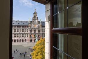 una ventana con vistas a un gran edificio en Modern apartment on top location in Antwerp, en Amberes
