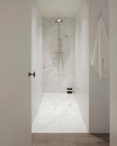 y baño con ducha y suelo de mármol blanco. en Laggan Cottage - Charming home along River Gairn, en Ballater