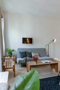 uma sala de estar com um sofá e uma mesa de centro em Beautiful apartment on top location in Ghent em Gent