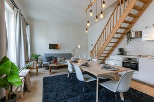 uma cozinha e sala de jantar com mesa e cadeiras em Beautiful apartment on top location in Ghent em Gent
