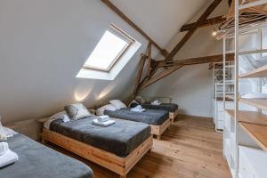 um quarto no sótão com 2 camas e uma janela em Beautiful apartment on top location in Ghent em Gent