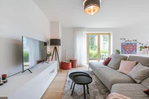ein Wohnzimmer mit einem Sofa und einem Tisch in der Unterkunft Modern 3 bedroom apartment in Blankenberge in Blankenberge