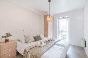 Säng eller sängar i ett rum på Frontal seaview apartment in Blankenberge