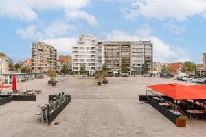 un gran patio con edificios en una ciudad en Modern apartment located on the square of De Panne, en De Panne