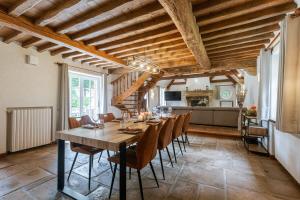 亞貝克的住宿－Authentic Villa 'Amore' located in nature near Bruges，大型用餐室配有长桌和椅子