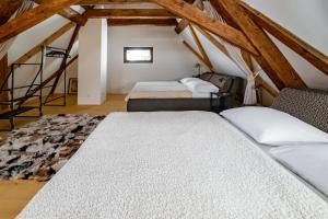 Letto o letti in una camera di Kníže Ferdinand Apartments