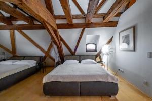 Letto o letti in una camera di Kníže Ferdinand Apartments
