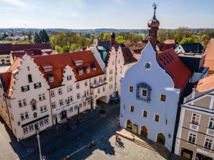 uma vista aérea de uma cidade com edifícios em Fewo Ferrara em Abensberg