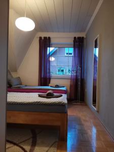アンダーナッハにあるFerienwohnung in Andernachのベッドルーム1室(ベッド2台、窓付)