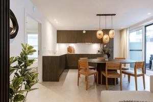 Virtuve vai virtuves zona naktsmītnē Cozy ground-floor apartment with spacious terrace