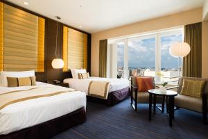 pokój hotelowy z 2 łóżkami i oknem w obiekcie Rihga Royal Gran Okinawa w mieście Naha